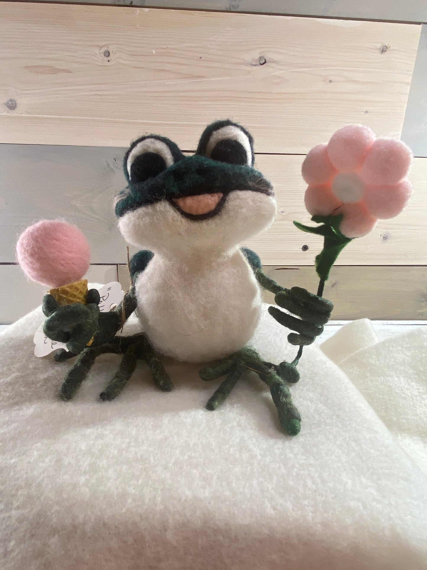 Frog with ice cream and flower - Polly